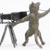 “Kat als fotograaf”. Een gepolychromeerd bronzen groepje.