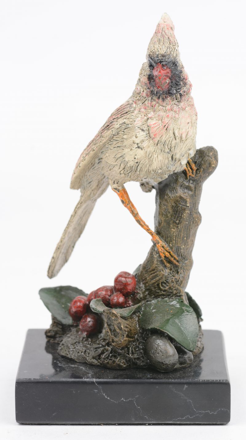 “Vogeltje”. Een gepolychromeerd Weens bronzen beeldje op arduinen sokkeltje. Recent werk.