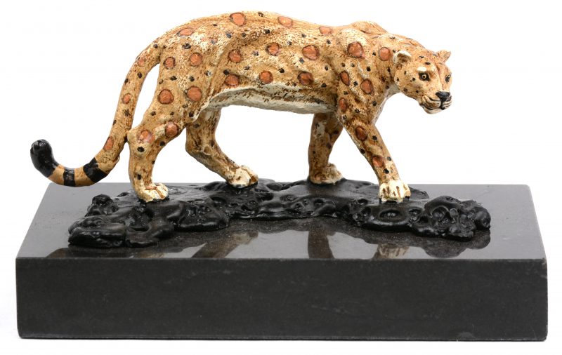 Een gepolychromeerd luipaardje van Weens brons op arduinen sokkeltje. Recent werk.