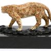 Een gepolychromeerd luipaardje van Weens brons op arduinen sokkeltje. Recent werk.