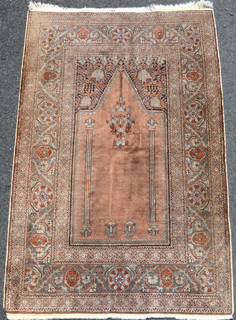 Een handgeknoopt Perzisch wollen tapijtje met centrale mirhab.