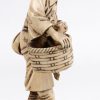 “Man met kikker in mand”. Een fijngesculpteerde ivoren okimono. Onderaan gesigneerd. Eerste helft XXe eeuw.