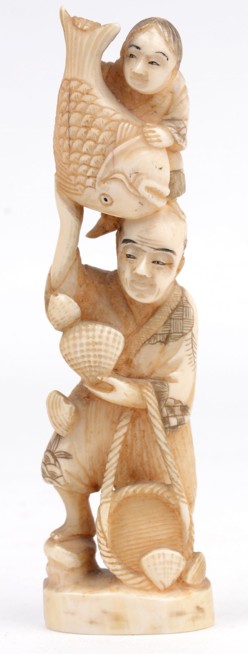 “Visser met jongen”. Een gesculpteerde ivoren okimono. Onderaan gesigneerd. Eerste helft XXe eeuw.