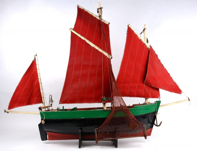 Een maquette van een vissersboot.