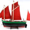 Een maquette van een vissersboot.