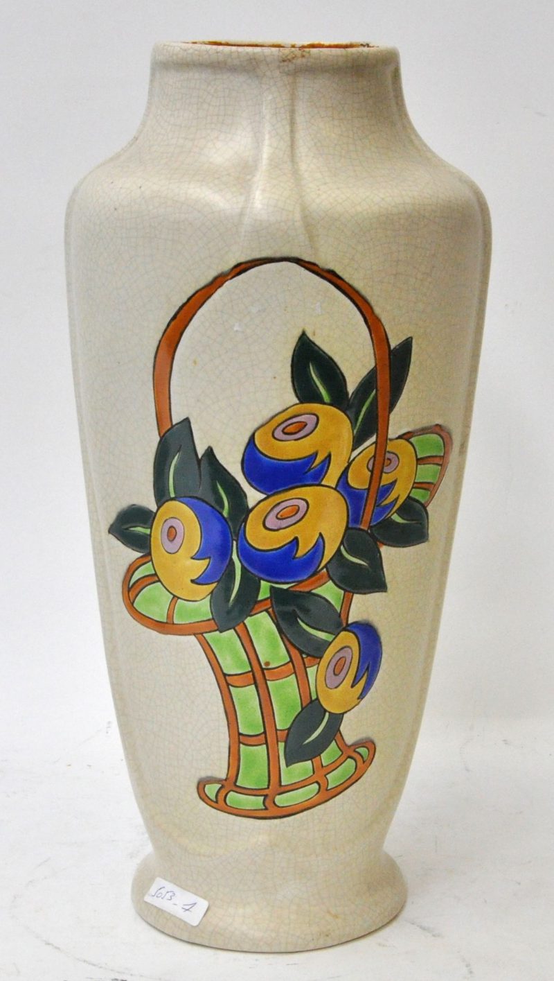 Een art deco vaas van crackleware met een gestileerde bloemenkorf op de buik. Onderaan gemerkt.