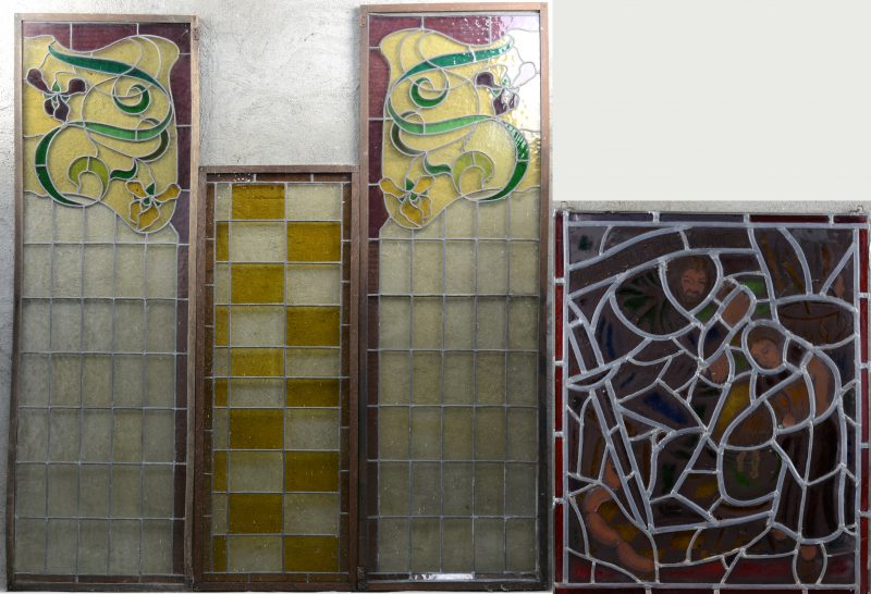 Vier glas-in-loodramen, waarvan twee grote in art nouveaustijl.