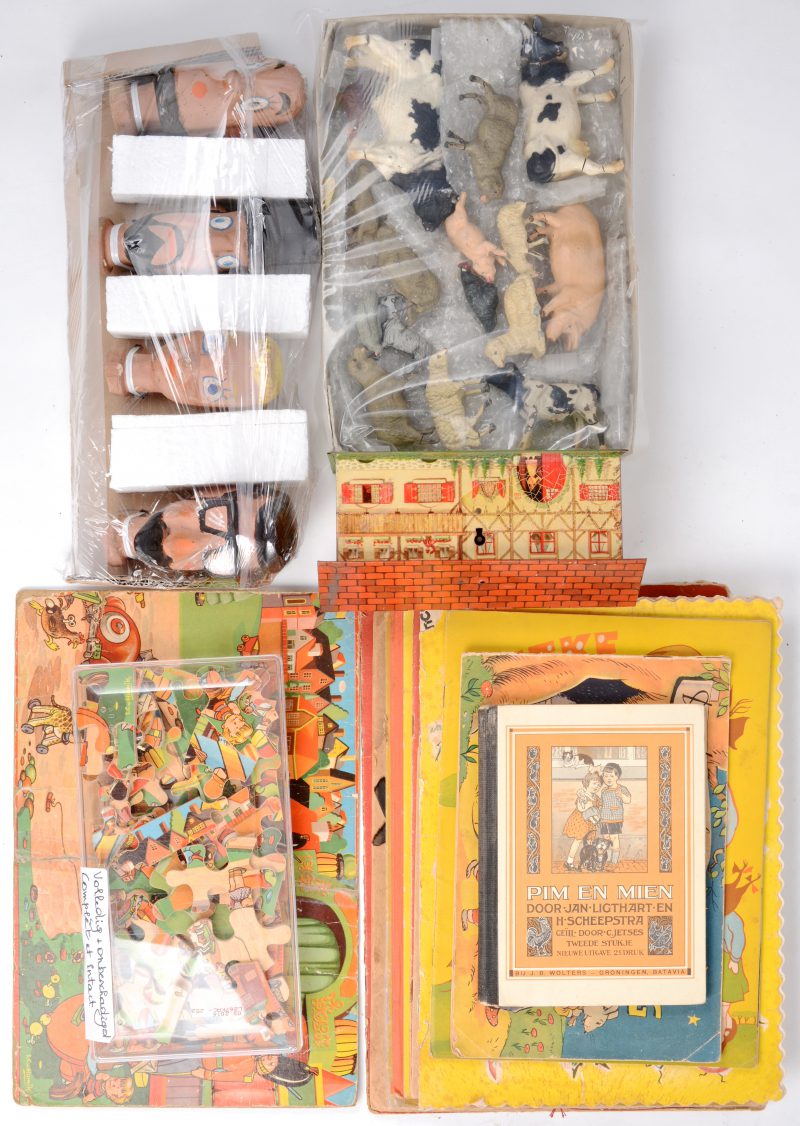 Een lot varia, bestaande uit vier poppenkasthoofdjes, een oud houten puzzeltje, een blikken spaarpot uit 1930 en een lot oude boerderijdiertjes (enkele beschadigingen). Bijgevoegd een lot van tien oude kinderboeken.