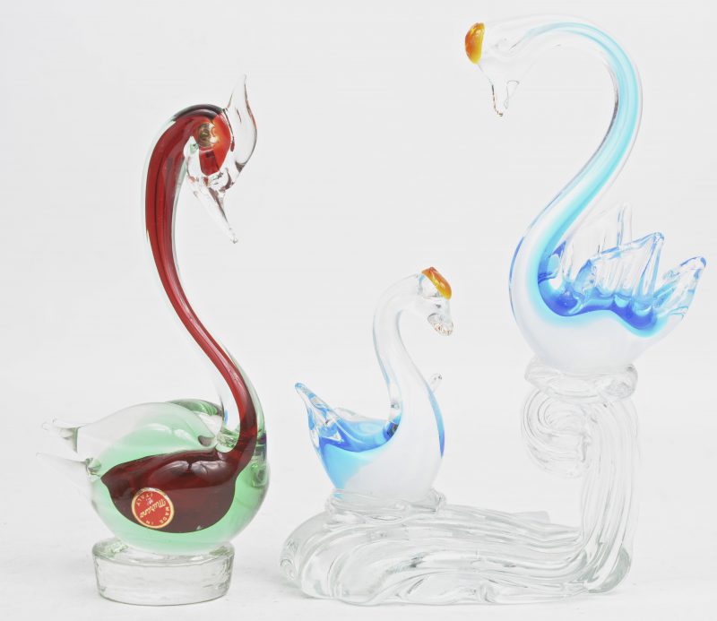 Twee beeldjes van gekleurd glas met voorstelling van zwanen.