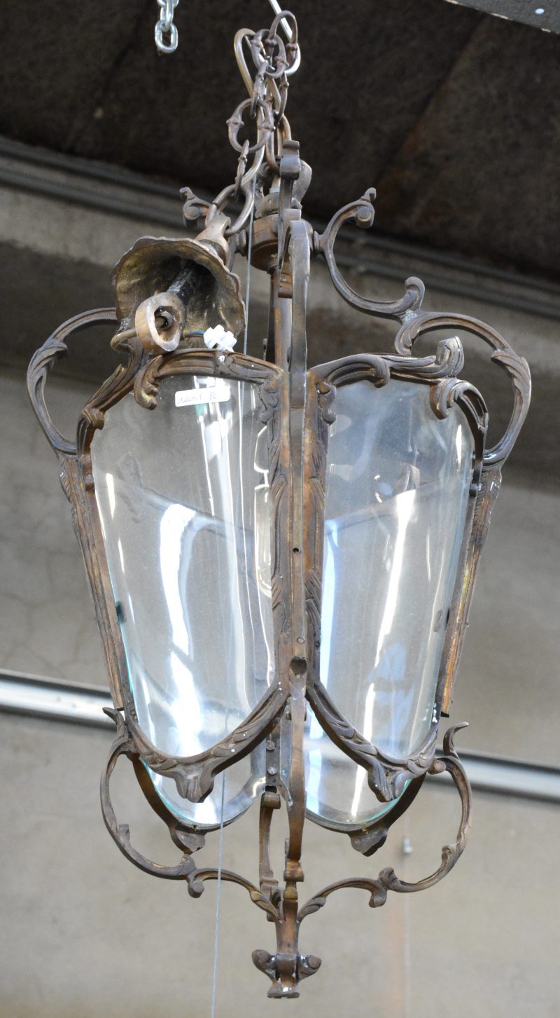 Een bronzen hallantaarn met bolle glazen.