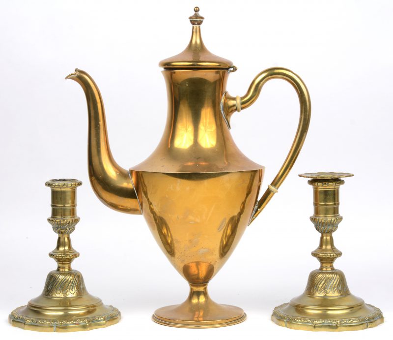 Hoge koffiepot en twee kandelaars in Lodewijk XV-stijl van geel koper.
