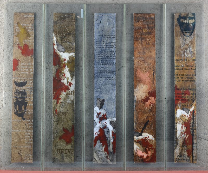 Een collage op vijf papieren panden tussen glas. Achteraan over het geheel gesigneerd en gedateerd 1995.