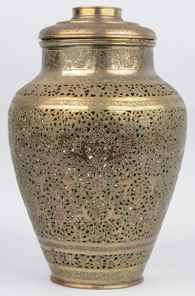Een vaas van gedreven geajoureerd en geciseleerd geel koper. Deksel met container bovenaan (schroefdop ontbreekt). Midden-Oosten, omstreeks 1900.