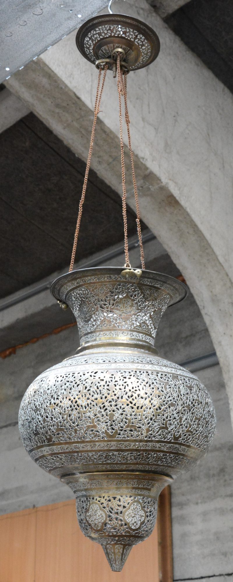 Een lantaarn van gedreven geajoureerd en geciseleerd geel koper. Midden-Oosten, omstreeks 1900.