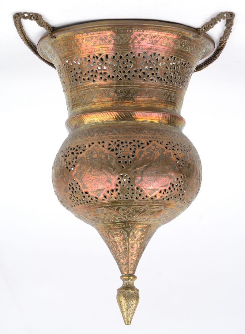 Een lantaarn van rood en geel koper, geciseleerd en geajoureerd.  Decor van personages in uitsparingen. Perzië, omstreeks 1900.