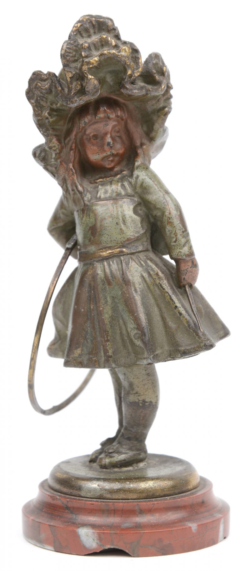 “Meisje met hoepel”. Een klein bronzen beeldje op rood marmeren sokkeltje. Kleine randschade aan de basis en hoepeltje los.