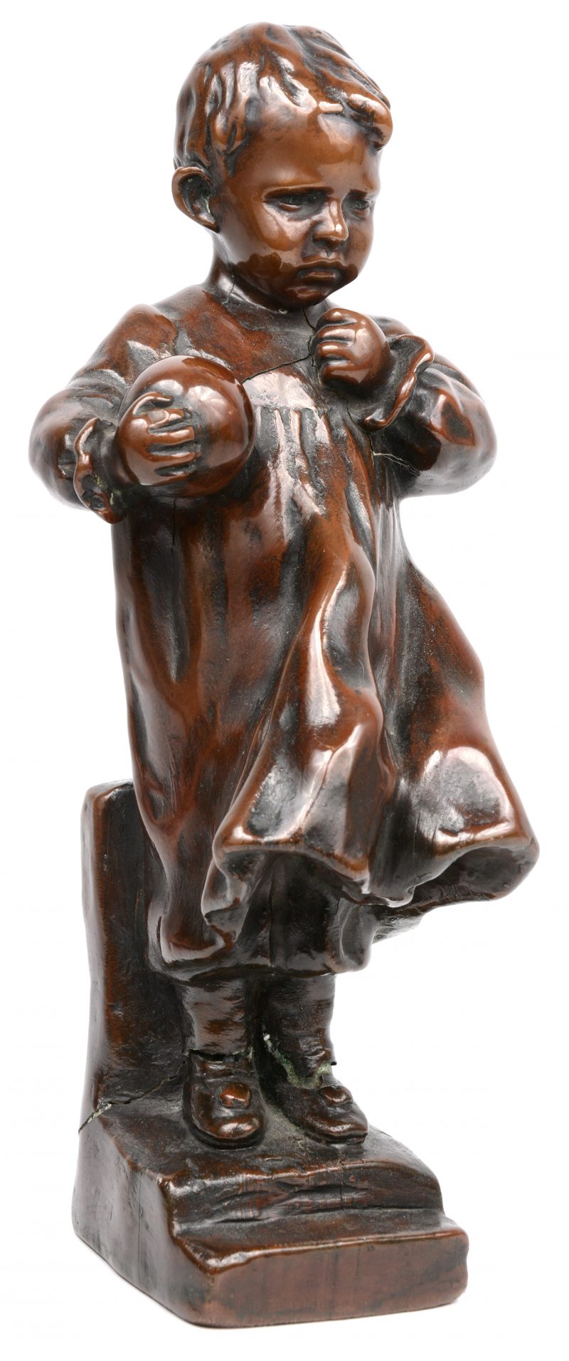 “Jongetje met bal”. Een met brons bekleed beeldje naar een werk van Aureli. Gebarsten.