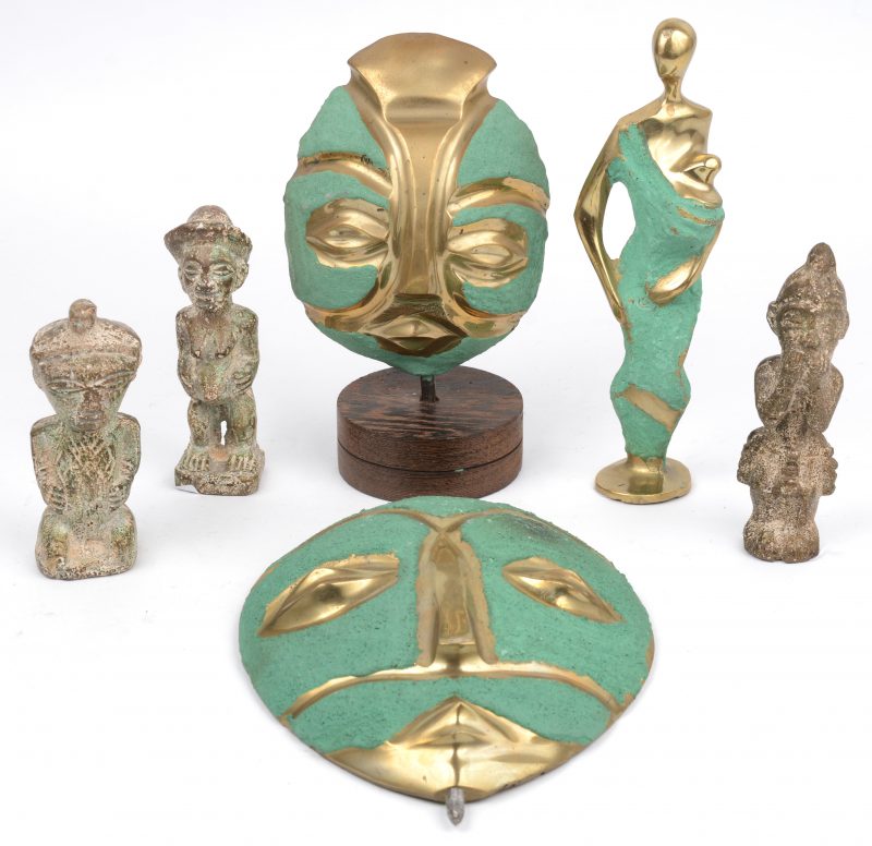 Zes diverse beeldjes van koper en brons geïnspireerd op de Luba-kunst.