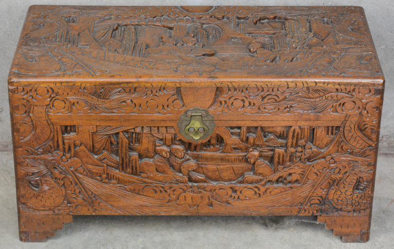 Een Chinese houten kist met uitgestoken decor.