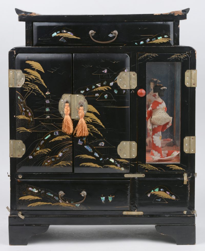 Een zwartgelakt Chinees houten juwelenkistje met muziekdoosje met geisha. Lichte lakschade.
