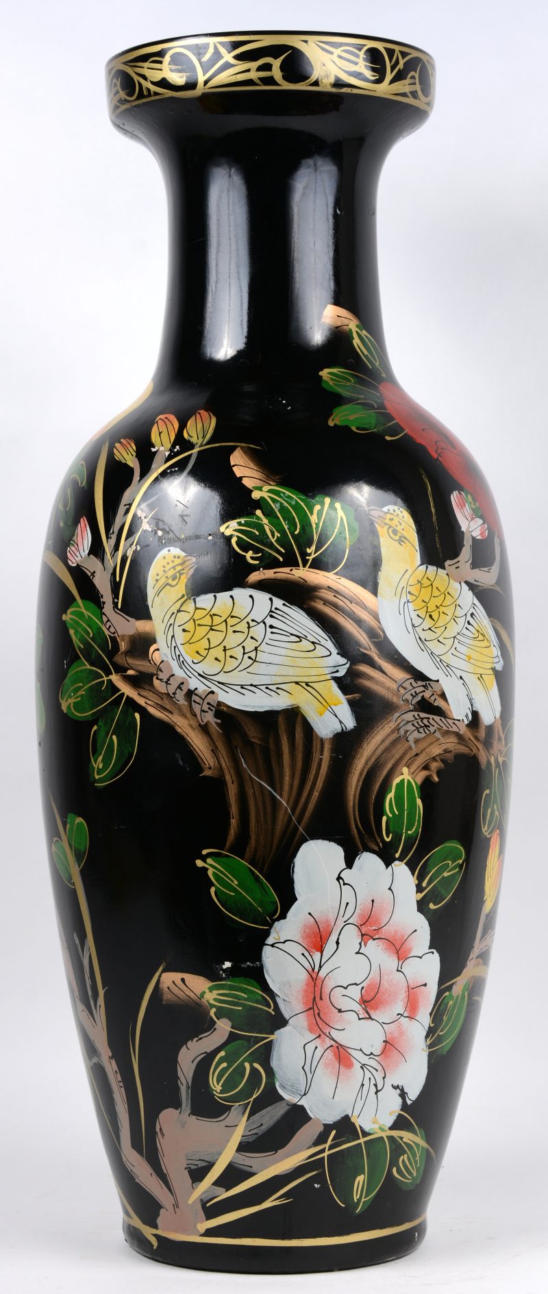 Een zwartgelakte Chinees aardewerken vaas naar XVIIe eeuws voorbeeld.