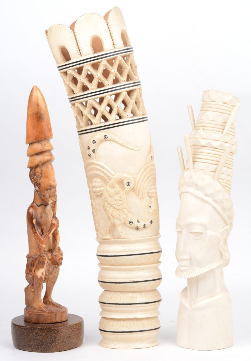 Een lot gesculpteerd Afrikaans ivoor, bestaande uit een mannenbuste, een pijproker en een vaas met dieren. Eerste helft XXe eeuw.