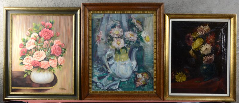Drie diverse stillevens op doek. “Dahlia’s” (perforatie, 45 x 35 cm). M. Bervoets (48 x 28 cm). “Koffiepot met bloemen” (49 x 39 cm).