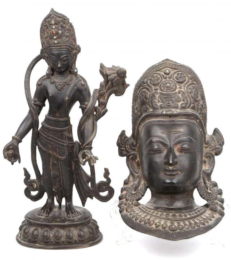 Een Hindoeïstisch bronzen godsbeeldje en -muurbeeldje.