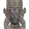Een Hindoeïstisch bronzen godsbeeldje en -muurbeeldje.