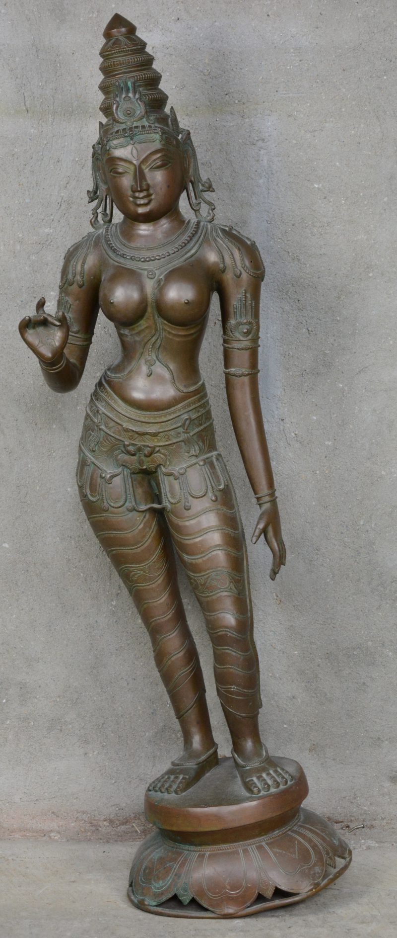 Een groot Hindoeïstisch bronzen godsbeeld.