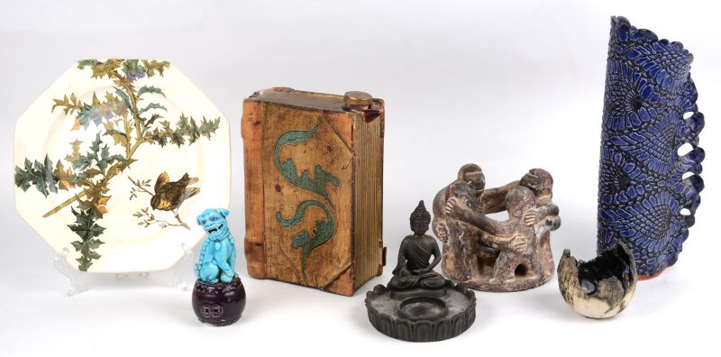 Een lot varia, bestaande uit een porseleinen Fo-hondje (gerestaureerd), een porseleinen ginkruik in de vorm van een boek, een achthoekig sierbordje van Wedgewood, een blauwgeglazuurd terracotta siervaasje en drie kaarsenhoudertjes, waarbij twee van aardewerk en één van kunststof.