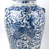 Een paar dekselvazen van Chinees porselein met blauw op wit decor van draken en feniksen.