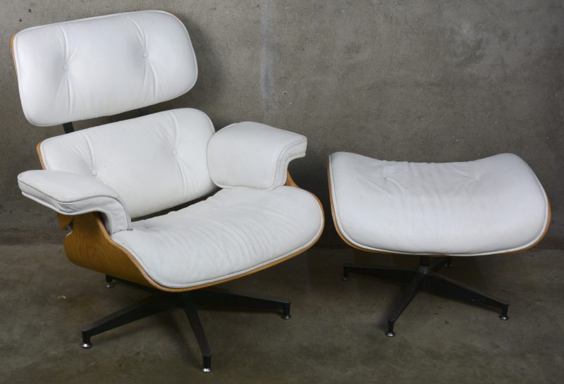 Een lounge chair met ottoman naar model van Eames. Met wit lederen bekleding. Lichte gebruikssporen.