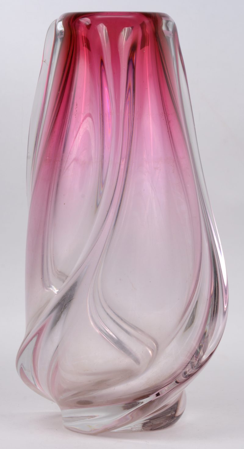 Een grote vaas van roze kristal. Onderaan gemerkt. Schilfer aan de basis.