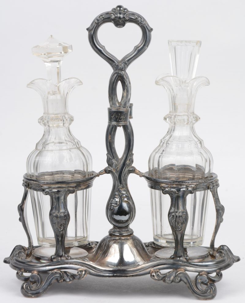 Een olie- en azijnstelletje met kristallen flesjes in 813‰ zilveren montuur. Mogeljik Duitsland, XIXe eeuw. 230 gram (zonder flesjes)