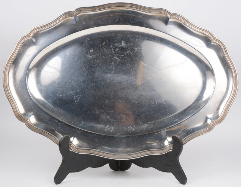 Een ovale serveerschotel van 800‰ zilver. Gemerkt van Wolfers. 1420 gram.