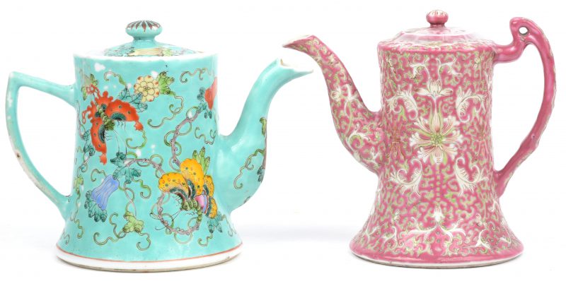 Twee verschillende theepotjes van meerkleurig Chinees porselein. Onderaan gemerkt.