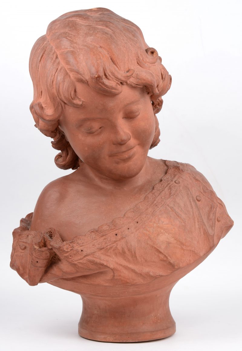 Een terracotta meisjesbuste. Gesigneerd en gedateerd 1884.