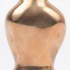 “Geknield naakt”. Een beeldje van gepolijst brons. Gesigneerd onderaan.