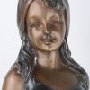 “Jonge vrouw met dagboek”. Een bronzen beeld met driekleurig patina.