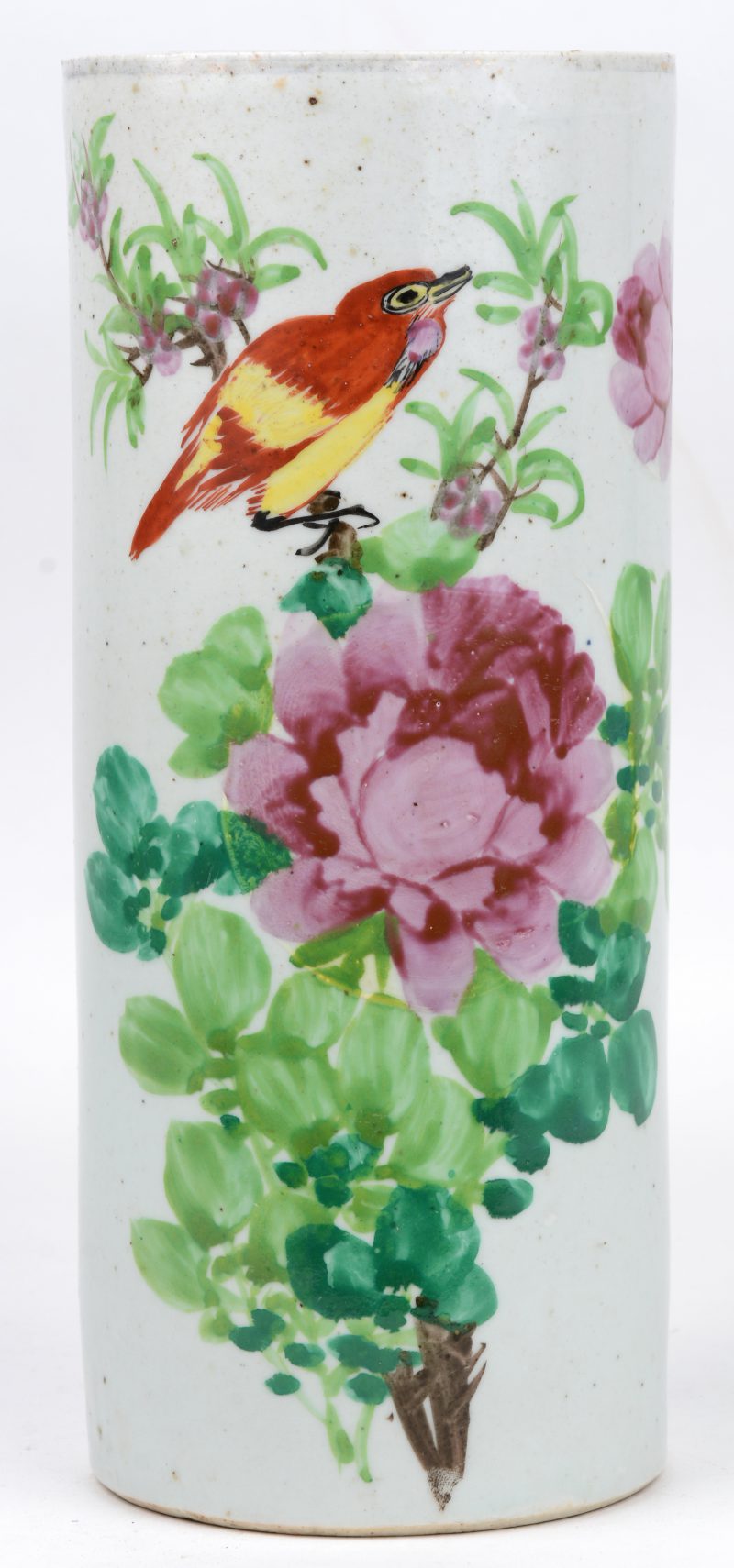 Een Chinees porsleienen penseelkoker met een decor van pioenen en een vogel. Onderaan gemerkt.