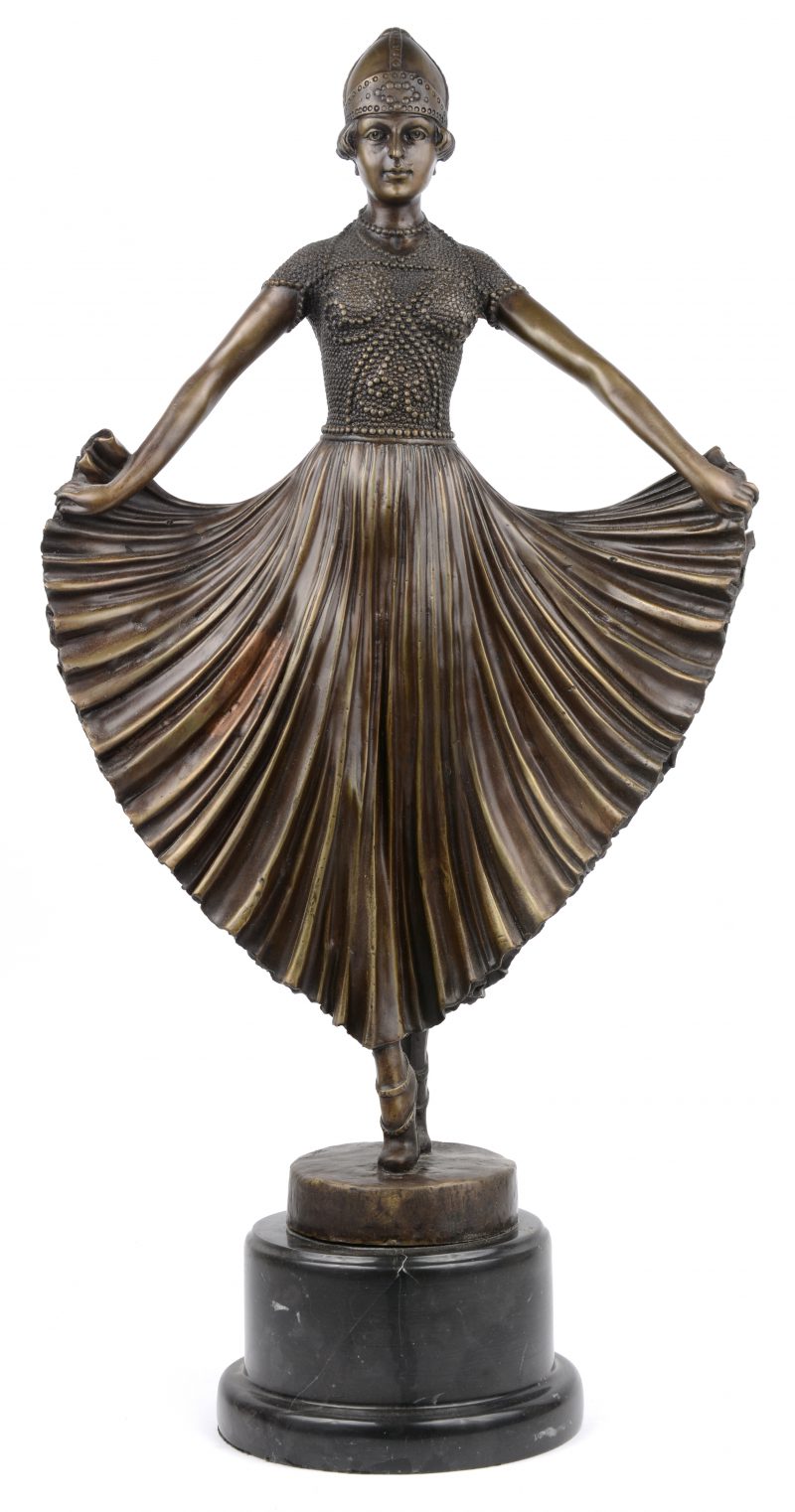 “Danseres”. Een bronzen beeld naar een werk van Chiparus. Op zwart marmeren sokkel.