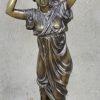 Een bronzen sierjardinière, gedragen door een vrouwenfiguur.