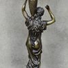 Een bronzen sierjardinière, gedragen door een vrouwenfiguur.
