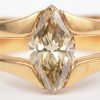 Een 18 K geelgouden ring bezet met een yellow fancy diamant markies cut van 1,21 ct. VVS2. Met ALGT certificaat.
