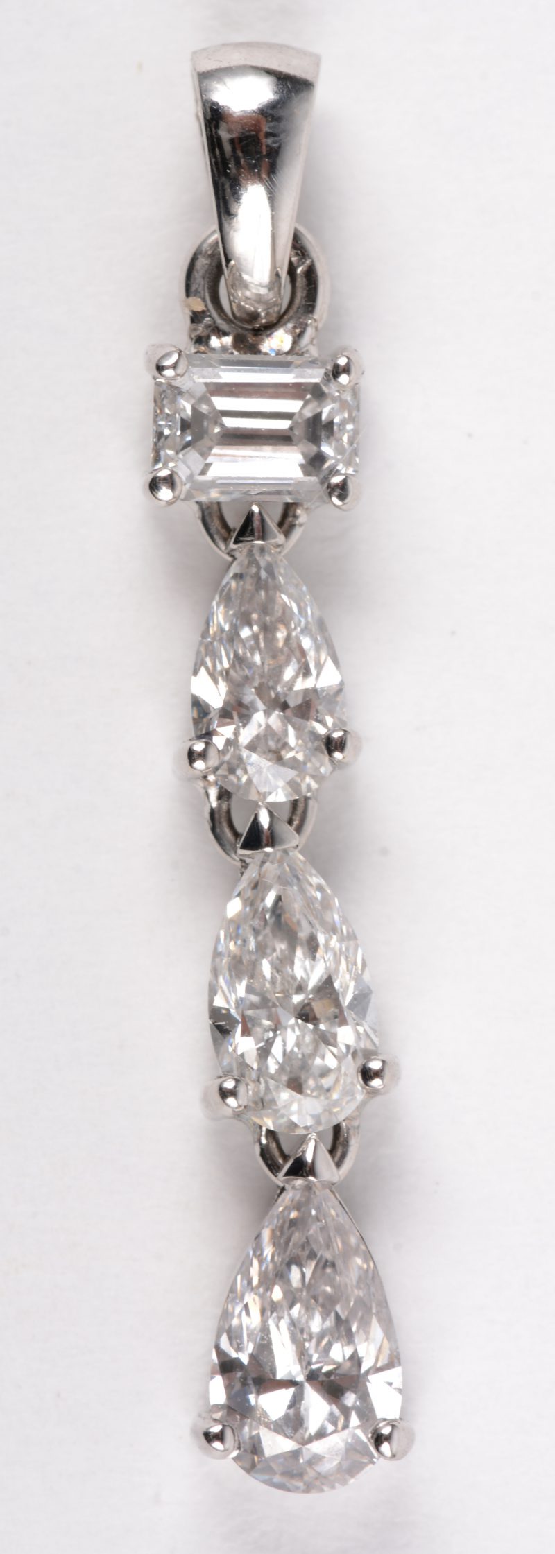 Een 18 K witgouden hanger bezet met diamanten pear en emerald cut met een gezamenlijk gewicht van +- 1,09 ct. VVS-VS. Met ALGT certificaat.