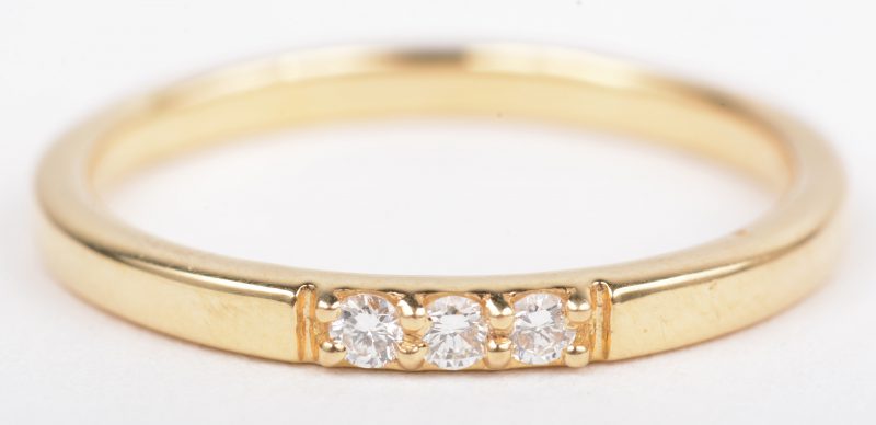 Een 18 K geelgouden ring bezet met briljanten met een gezamenlijk gewicht van 0,07 ct.