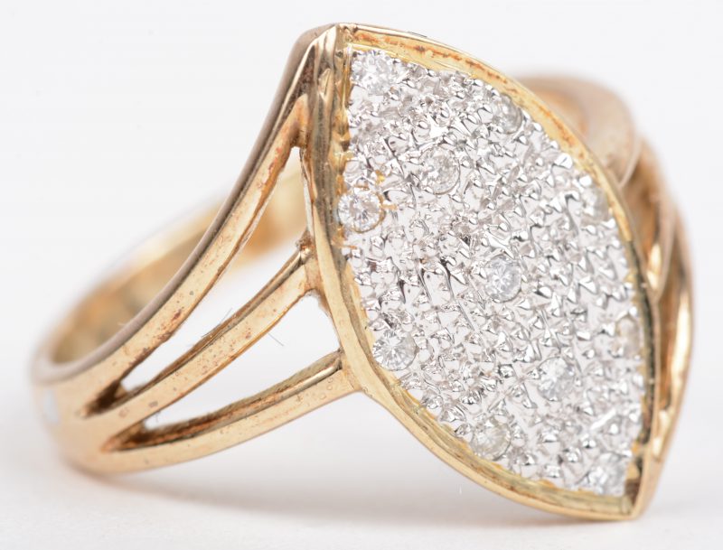 Een 14 K wit en geelgouden ring bezet met briljanten met een gezamenlijk gewicht van +- 0,11 ct.