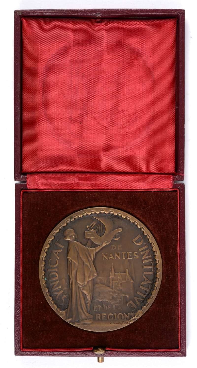 “Een bronzen medaille van het “Syndicat d’Initiative de nantes et de la région”. Ontwerp van Victor Dautel. In etui.