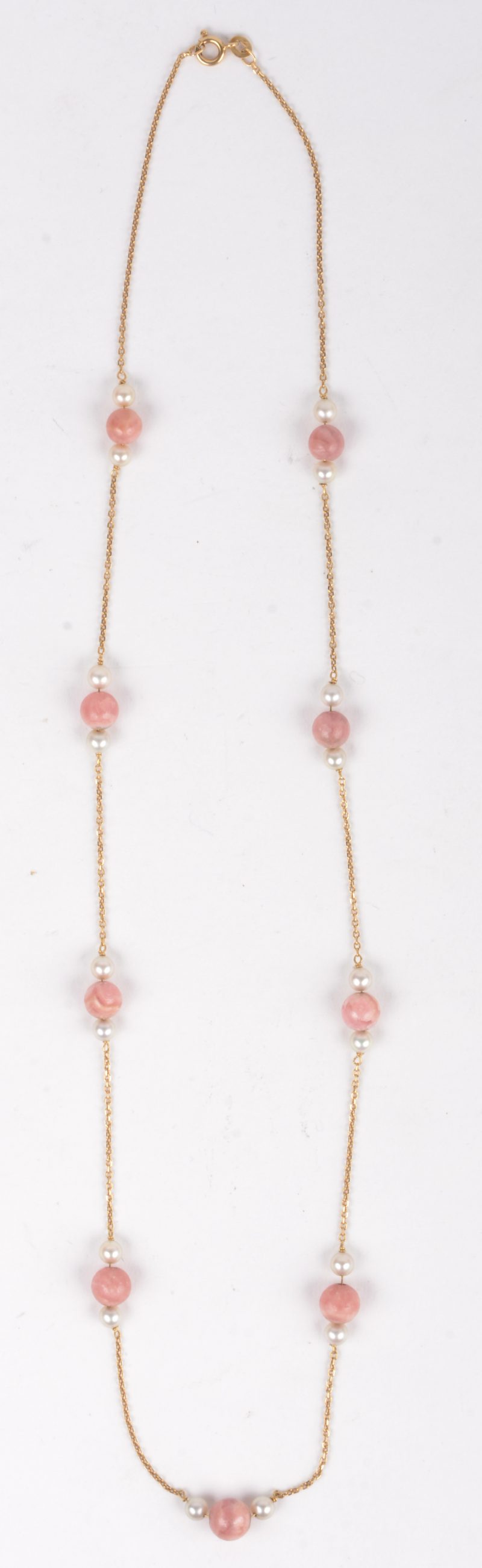 Een 18 k geelgouden ketting bezet met kleine parels en bolletjes van roze kwarts.